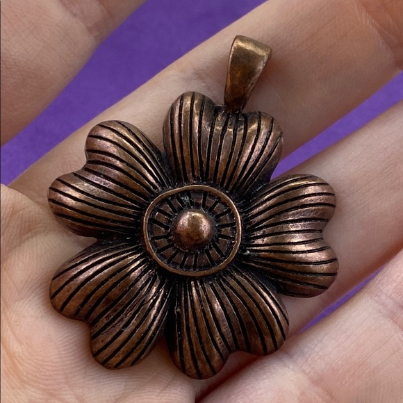 💛 Copper Flower Pendant Necklace - Picture 5 of 5